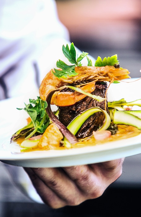 Plat Gastronomique de Filet de Bœuf et Gambas Grillée Plat terre et mer gastronomique avec filet de bœuf, gambas grillée et rubans d'asperges fraîches.