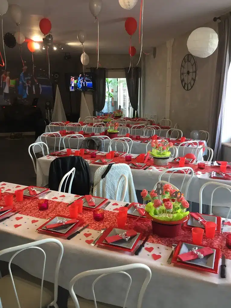 Décoration Anniversaire 40 Ans : Idées Thème Rouge et Blanc Décoration anniversaire 40 ans sur le thème rouge et blanc avec tables dressées, fleurs et ballons festifs.